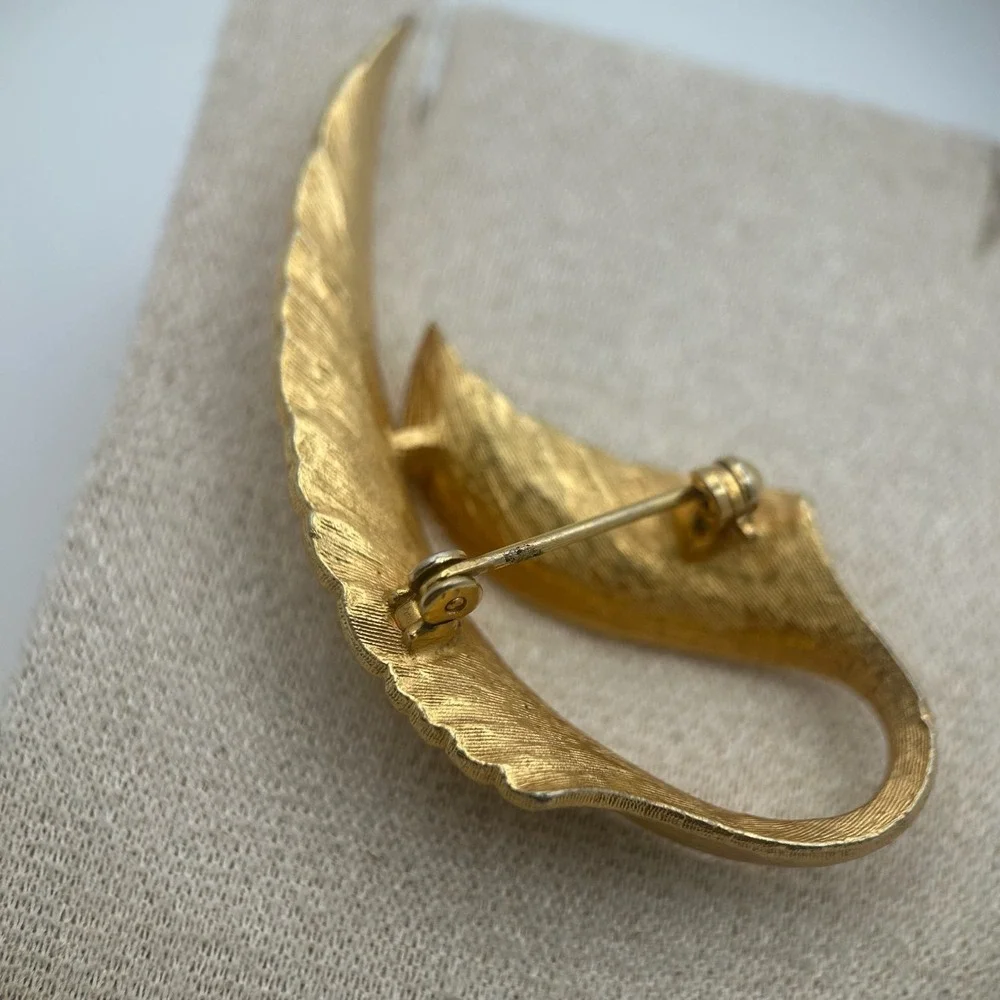 Vintage Brooch Gold Tone Leaf Elegant Curved Mid-Century Pin‎ Feather
